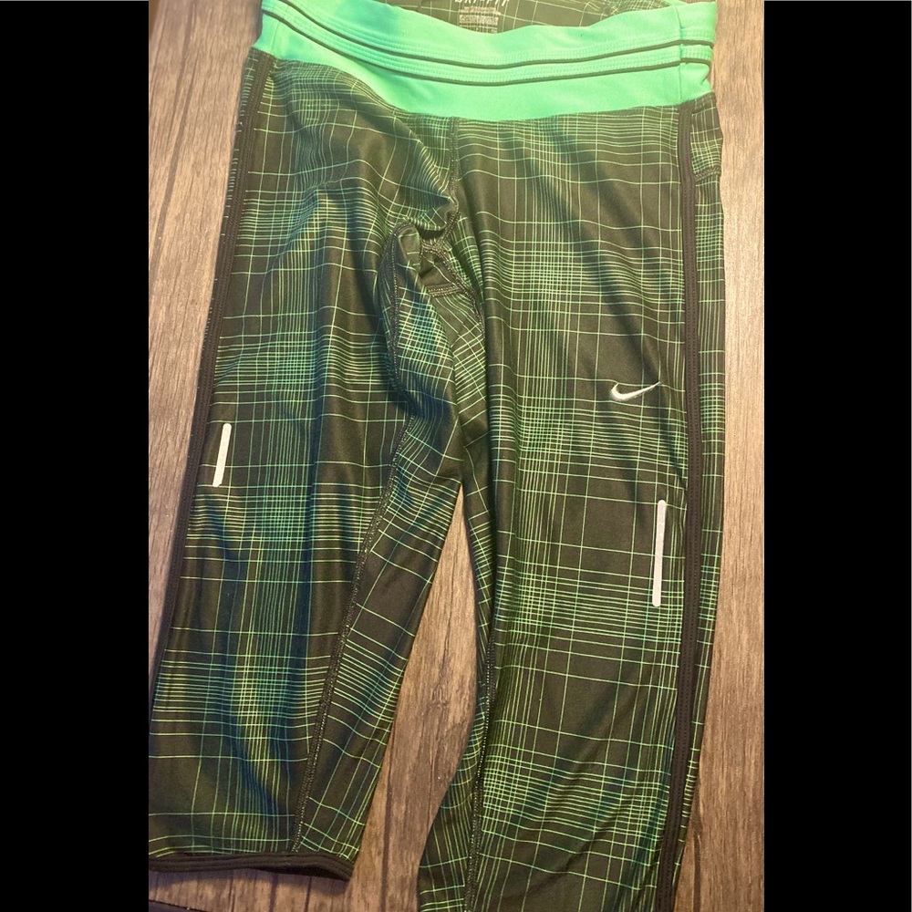 Nike Dri Fit Womens Size Small (runs large)Capri Pants Black Green Plaid Running